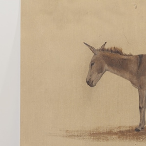Puede incluir: Una pintura de acuarela de un burro marr&oacute;n de pie sobre un fondo marr&oacute;n claro. El burro est&aacute; mirando hacia la izquierda y tiene la cabeza baja.