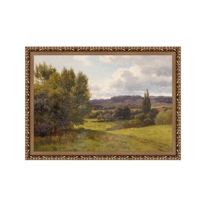 Op de afbeelding: Een ingelijst olieverfschilderij dat een landelijk landschap afbeeldt met een kronkelend pad dat door een veld met groen gras loopt. Het schilderij toont een grote boom op de voorgrond, een verre heuvel op de achtergrond en een bewolkte lucht.