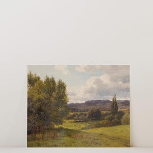 Op de afbeelding: Een schilderij van een landelijk landschap met een groen veld, bomen en een heuvel in de verte. De lucht is blauw met witte wolken.