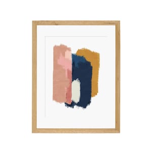 Könnte beinhalten: Abstrakter Kunstdruck in einem Holzrahmen. Der Druck zeigt ein farbenfrohes Design mit rosa, blauen und gelben Pinselstrichen.