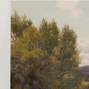 Op de afbeelding: Een schilderij van een landschap met een groep bomen op de voorgrond. De bomen zijn een mix van groen en bruin, en de lucht is lichtblauw met wat wolken. Het schilderij is gemaakt in een realistische stijl.