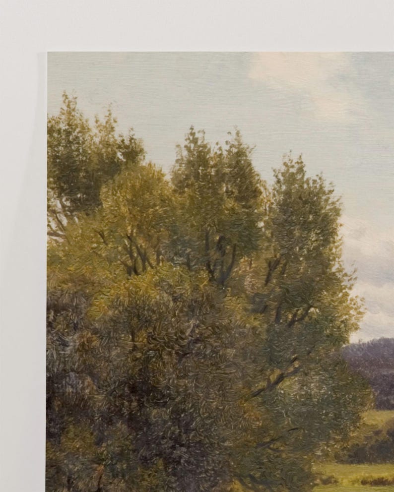 Op de afbeelding: Een schilderij van een landschap met een groep bomen op de voorgrond. De bomen zijn een mix van groen en bruin, en de lucht is lichtblauw met wat wolken. Het schilderij is gemaakt in een realistische stijl.
