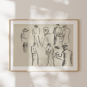 Op de afbeelding: Een zwart-wit schets van een groep mensen met hoeden, getekend op een beige achtergrond. De schets is ingelijst in een licht houten lijst.