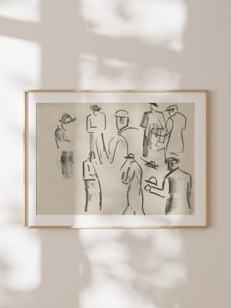 Op de afbeelding: Een zwart-wit schets van een groep mensen met hoeden, getekend op een beige achtergrond. De schets is ingelijst in een licht houten lijst.