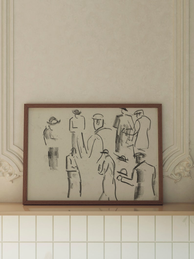 Op de afbeelding: Een ingelijste zwart-witte tekening van een groep mensen. De tekening is gemaakt in een losse, gestileerde stijl en toont mensen die hoeden en jassen dragen. De tekening is op een lichtbeige achtergrond.