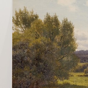 Op de afbeelding: Een schilderij van een landschap met een grote boom op de voorgrond. De boom heeft groene bladeren en is omringd door gras. De achtergrond is een veld met een bos in de verte.