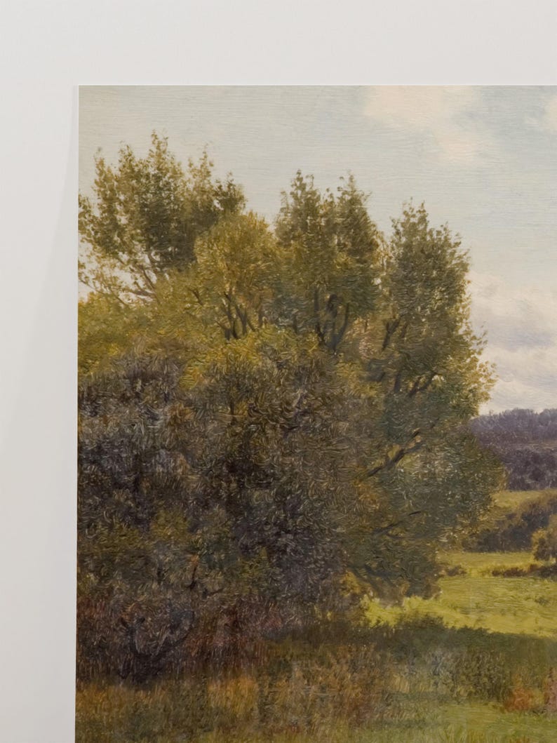 Op de afbeelding: Een schilderij van een landschap met een grote boom op de voorgrond. De boom heeft groene bladeren en is omringd door gras. De achtergrond is een veld met een bos in de verte.