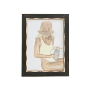 Peut inclure: Une peinture &agrave; l'aquarelle d'une personne portant un maillot de bain jaune et un chapeau de paille marron, tenant une bouteille dans ses mains. La peinture est encadr&eacute;e dans un cadre noir avec une bordure dor&eacute;e.