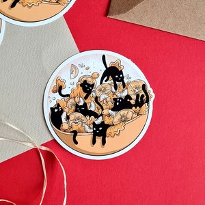 Adorable salade de chatons, avec une bande de chatons noirs jouant ensemble, un autocollant en vinyle