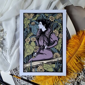 Jugendstil inspiriertes Original Kunstwerk, Elegante Frau im Garten sitzend, A5 Print.