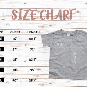 K&ouml;nnte beinhalten: Gr&ouml;&szlig;entabelle f&uuml;r ein T-Shirt mit Ma&szlig;en in Zoll f&uuml;r Brustumfang und L&auml;nge. Die Gr&ouml;&szlig;en umfassen XS, S, M, L und XL.