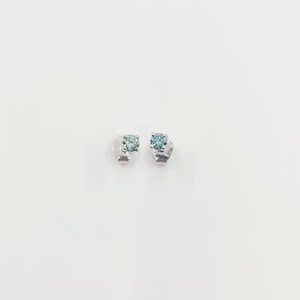 750 Weißgold Ohrstecker mit 2 Brillanten 0,27ct Blau(behandelt)/SI Made in Germany.