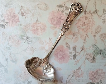 Concha para molho Grenoble, também conhecida como Gloria Wm. Rogers, em prata, c. 1906, estilo Art Nouveau.