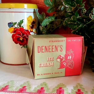 1950s Deneen's Strawberry Ice Cream 1 Pint Carton