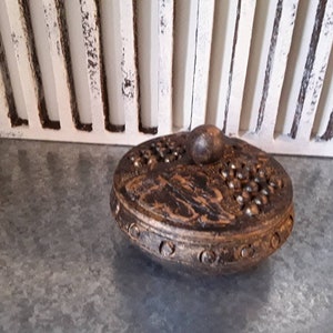 Black and gold oriental jewellery box