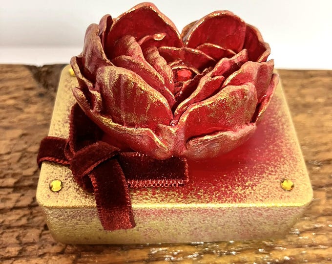 Handmade Heart Shaped Rose Shelf Sitter