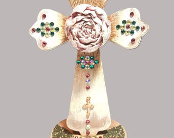 Cruz hecha a mano montada sobre un pedestal.