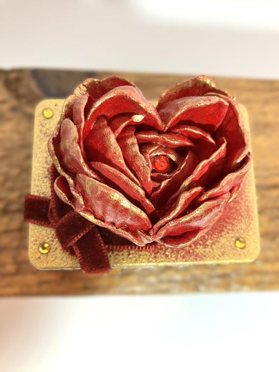Handmade Heart Shaped Rose Shelf Sitter