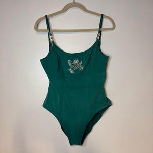 Vintage Badeanzug bestickte Meereskreatur grün 90er Jahre Sessa, 1990er Jahre Made in USA, offener Rücken, Kettendetail, Vintage-Badeanzug
