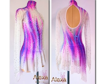 Könnte beinhalten: Weißes Eiskunstlaufkleid mit langen Ärmeln und hohem Kragen. Das Kleid hat einen rosa-violetten Ombre-Effekt mit Strasssteinen. Der Rücken des Kleides hat eine Schlüssellochausschnitt.