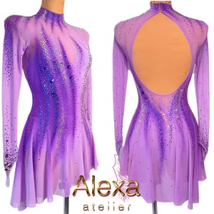 Pu&ograve; includere: Un abito da pattinaggio artistico di colore viola con maniche lunghe e schiena scoperta. L'abito &egrave; decorato con strass e presenta un design sfumato.