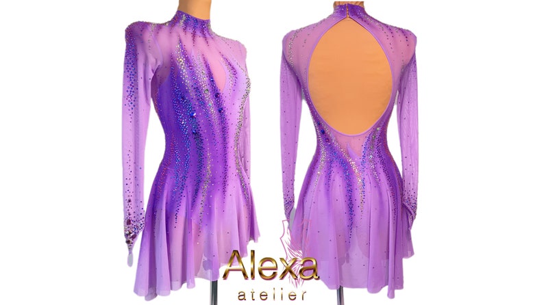 Pu&ograve; includere: Un abito da pattinaggio artistico di colore viola con maniche lunghe e schiena scoperta. L'abito &egrave; decorato con strass e presenta un design sfumato.
