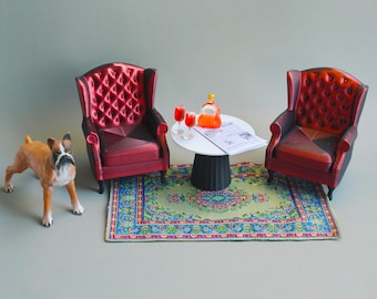 Miniatuur woonkamerset 1/12 - fauteuils, ronde tafel, vloerkleed, krant, hond, beker, wijndecor voor poppenhuisdiorama