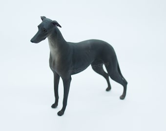 ミニチュアグレイハウンド犬の像/模型。1:6スケール（バービーと互換性