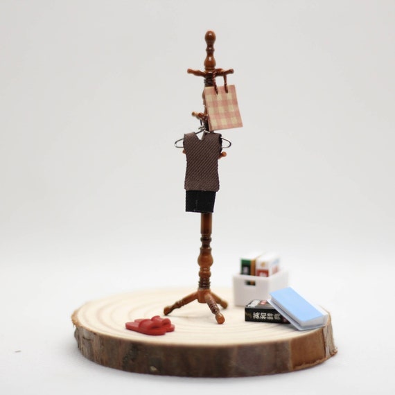 Juego de perchas para ropa de casa de muñecas a escala 1/12