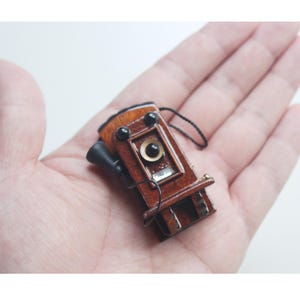 Miniatura per casa delle bambole in scala 1/12: modello di telefono a muro nero vintage immagine 2