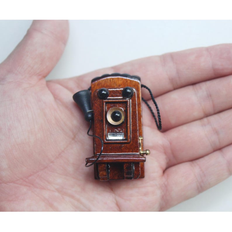 Miniatura per casa delle bambole in scala 1/12: modello di telefono a muro nero vintage immagine 1