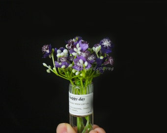 Mini bouquet violet à l'échelle 1/6 avec vase : modèle floral pour maison de poupée