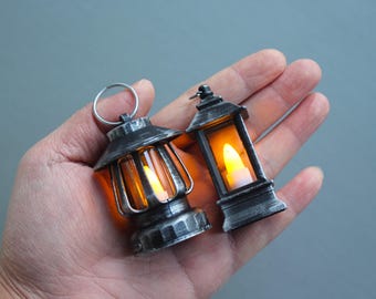 2 X 1:6 Scale Mini Kerosene lamp Oil Storm Lanterns barn lantern Vintage Style Model Mini Toy Set For Action Figures Doll Dollhouse Diorama