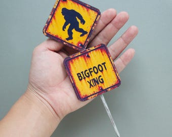 1/6 Scale Mini Bigfoot Crossing Signs Handmade Warning Sign Model Mini Toy For Doll Diorama Accessories