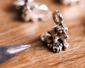 8 dijes de perro de plata: pequeños colgantes de perro sentado en 3D para la creación de joyas y manualidades.