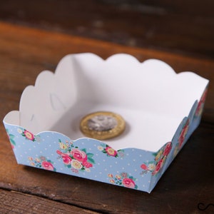 10 x Vassoio di carta, piccolo floreale blu, motivo vintage chic, per servire cibo individuale, per matrimoni, forma quadrata minuscola 626728