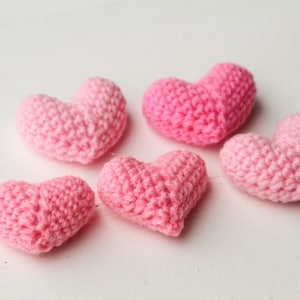 Juego de 5 apliques de corazón rosa de ganchillo a mano, diseño 3D, para tarjetas de boda, decoración y costura.