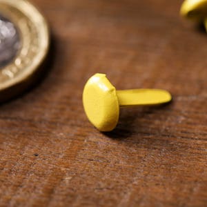 100 x gele papieren sluiting splitpennen Binding Office Craft 15 mm lang maken Hoge kwaliteit kinderambachten