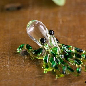 Grüne Glas-Oktopusfigur, handgefertigtes Meereslebewesen-Ornament und Sammlergeschenk