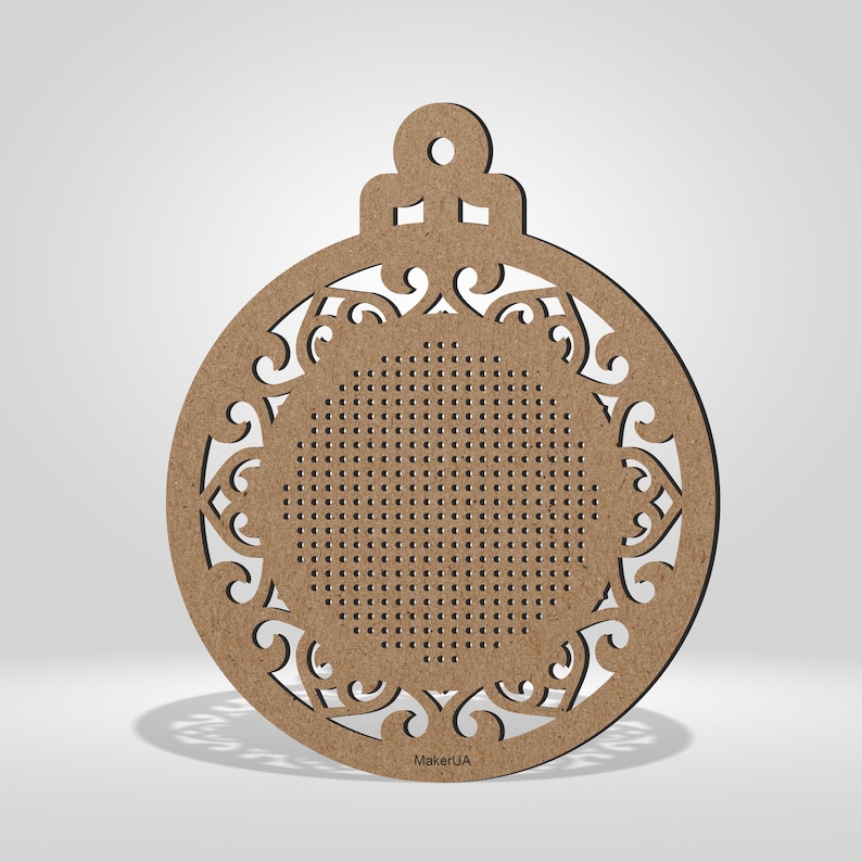 K&ouml;nnte beinhalten: Ein h&ouml;lzerner Weihnachtsschmuck mit dekorativem, durchbrochenem Design. Der Schmuck ist hellbraun und hat eine runde Form mit einem detaillierten, wirbelnden Muster an den R&auml;ndern. Die Mitte hat ein Gitter aus kleinen L&ouml;chern. Oben befindet sich eine Schlaufe zum Aufh&auml;ngen.