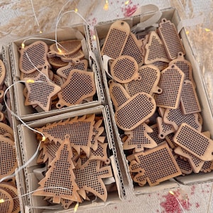 Base per ricamo a punto croce in legno, ornamenti natalizi, forma di scatola regalo, motivo personalizzato, filo perline, ricamo