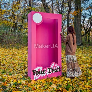 Różowe pudełko na lalki na dekoracje imprezowe, urodziny, wesele, budka fotograficzna, ramka do selfie, dorosły, rozmiar naturalny, rekwizyty w rozmiarze naturalnym, tło, imię dziewczyny, dekoracja
