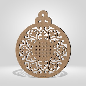 K&ouml;nnte beinhalten: Ein lasergeschnittener Weihnachtsbaumschmuck aus Holz mit einem komplizierten, durchbrochenen Design. Der Schmuck ist kreisf&ouml;rmig mit einer dekorativen Oberseite zum Aufh&auml;ngen. Das Design zeigt einen zentralen perforierten Kreis, der von floralen und Scrollmustern umgeben ist. Der Schmuck ist aus hellbraunem Holz.