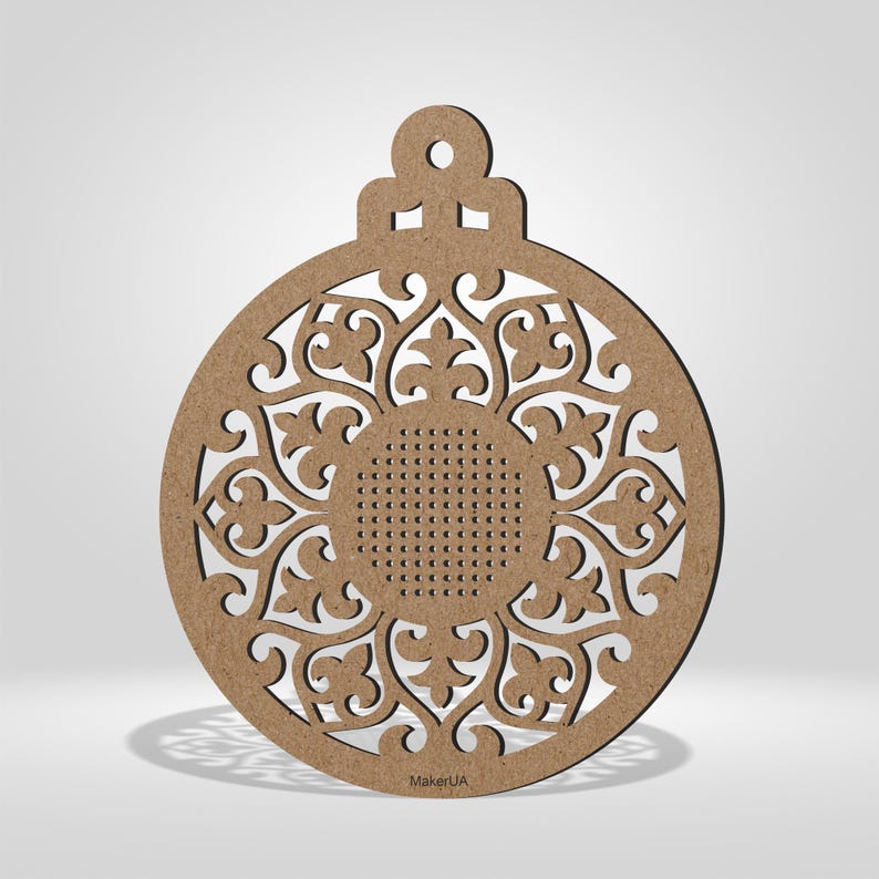 K&ouml;nnte beinhalten: Ein lasergeschnittener Weihnachtsbaumschmuck aus Holz mit einem komplizierten, durchbrochenen Design. Der Schmuck ist kreisf&ouml;rmig mit einer dekorativen Oberseite zum Aufh&auml;ngen. Das Design zeigt einen zentralen perforierten Kreis, der von floralen und Scrollmustern umgeben ist. Der Schmuck ist aus hellbraunem Holz.