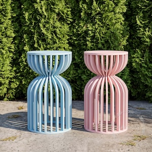 Tischplatte mit gewelltem, geriffeltem Sockel in Sanduhrform, tailliert, gerippt, Event-Requisite, rosa-blaue Geburtstagsdekoration, Tortenständer