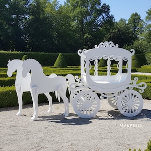 Puede incluir: Un carruaje decorativo blanco con dos figuras de caballos blancos. El carruaje presenta detalles ornamentados, incluyendo ruedas decorativas y un techo curvo. La escena está ambientada al aire libre con un fondo de jardín.