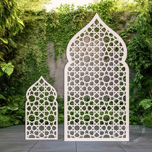 Peut inclure: Deux paravents décoratifs en bois blanc avec des motifs géométriques complexes en forme d'arches. Le grand paravent mesure environ 190 cm de haut et le petit paravent mesure environ 90 cm de haut.