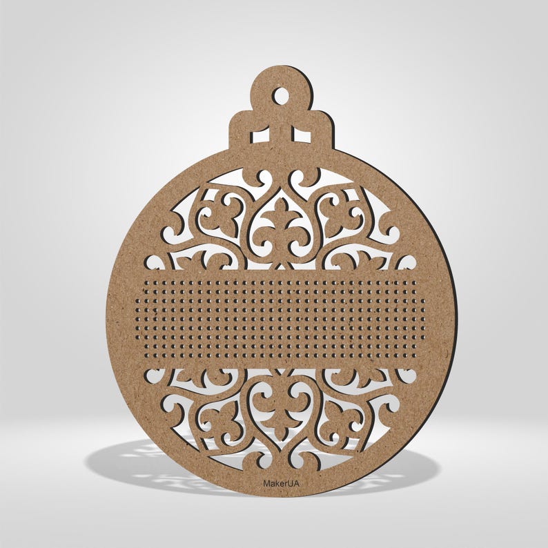 K&ouml;nnte beinhalten: Ein Weihnachtsornament aus Holz mit einem aufwendigen, durchbrochenen Design. Das Ornament ist hellbraun und weist eine Reihe kleiner L&ouml;cher zum Sticken oder Verzieren auf. Das Design umfasst florale und scrollartige Muster. Der Text "MakerUA" ist unten sichtbar.