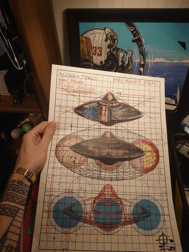 K&ouml;nnte beinhalten: Eine Schwarzwei&szlig;zeichnung einer fliegenden Untertasse mit einem &uuml;berlagerten Gittermuster. Die Zeichnung ist mit "ACORN + TORUS", "PROF. ROCKNER", "FLYING SAUCER" und "1983, MAGENTA, ITALY" beschriftet.