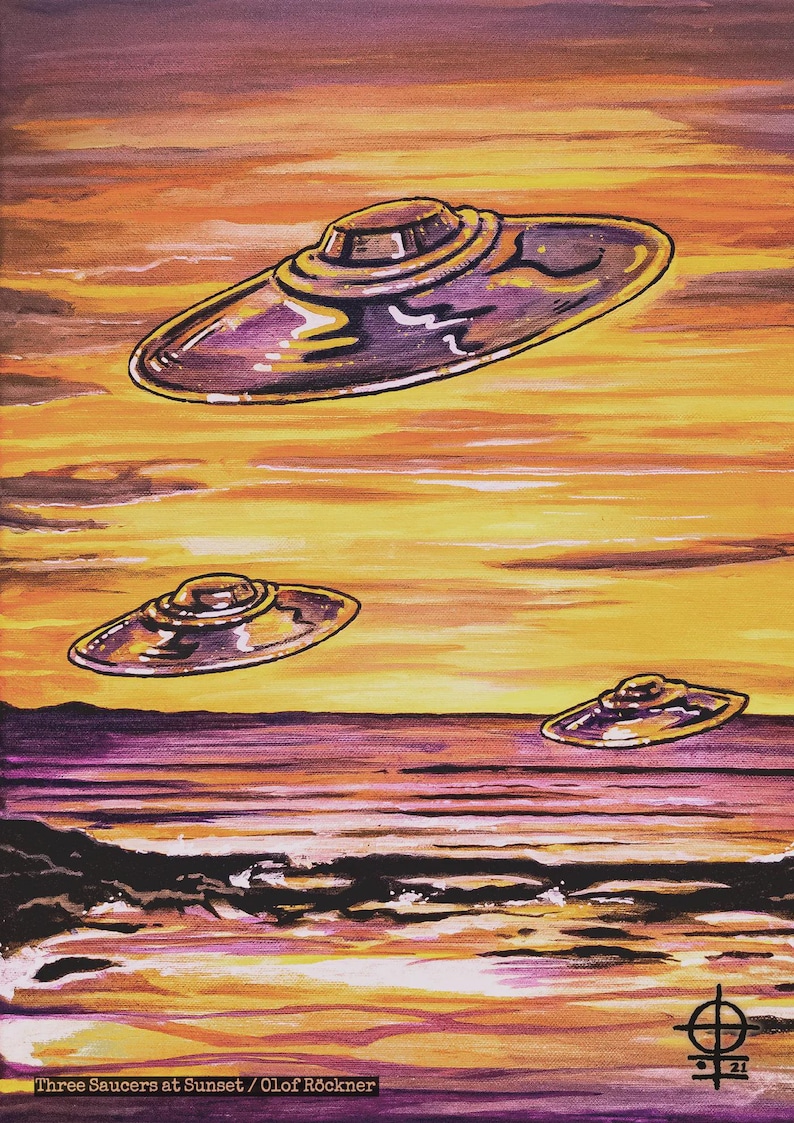 Op de afbeelding: Een schilderij getiteld Three Saucers at Sunset door Olof R&ouml;ckner met drie metalen, schijfvormige vliegende objecten die bij zonsondergang boven een donkere oceaan zweven. De lucht en het water zijn weergegeven in levendige tinten oranje, geel en paars.